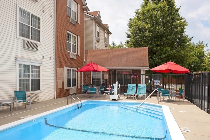 Imagen de la piscina del Hotel Towneplace Suites Indianapolis Keystone. Foto 17