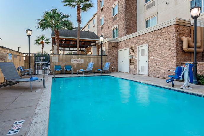 Imagen de la piscina del Hotel Towneplace Suites Marriott El Centro. Foto 20