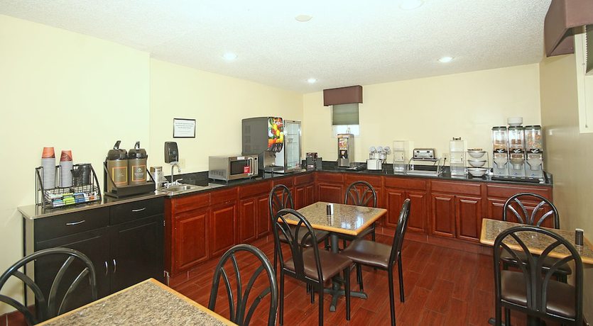 Imagen del bar/restaurante del Hotel Townhouse Inn. Foto 4