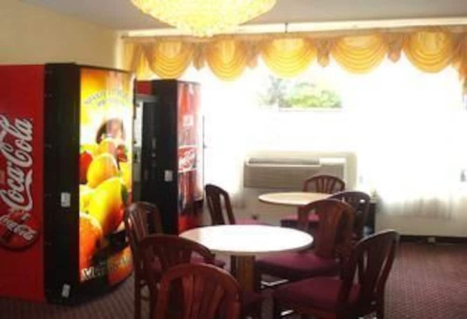 Imagen de los interiores del Hotel Townhouse Inn and Suites, Elmwood Park. Foto 17