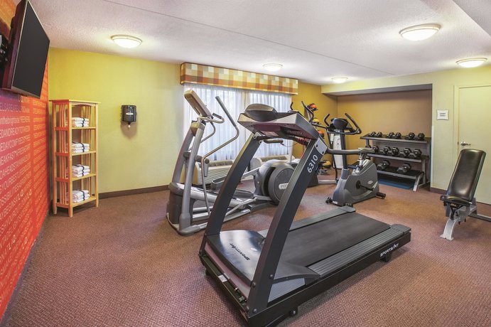 Imagen de los interiores del Hotel Townhouse Near Hall Of Fame Canton I 77. Foto 17