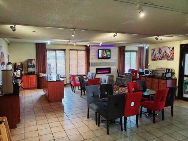 Imagen del bar/restaurante del Hotel Townhouse Near Hall Of Fame Canton I 77. Foto 3