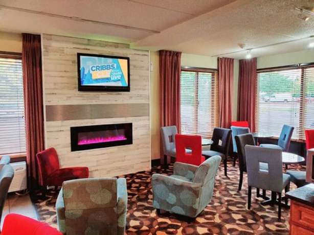 Imagen del bar/restaurante del Hotel Townhouse Near Hall Of Fame Canton I 77. Foto 4