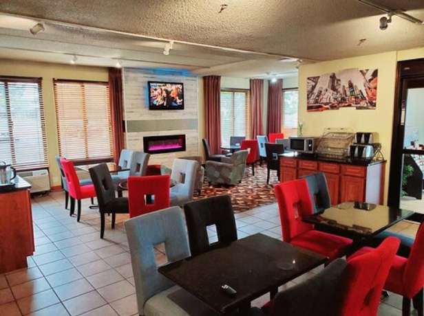 Imagen del bar/restaurante del Hotel Townhouse Near Hall Of Fame Canton I 77. Foto 5
