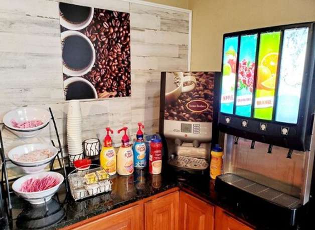 Imagen del bar/restaurante del Hotel Townhouse Near Hall Of Fame Canton I 77. Foto 6