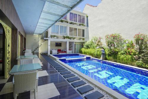 Imagen de la piscina del Hotel Townhouse Oak Denpasar at Mahendradatta. Foto 20