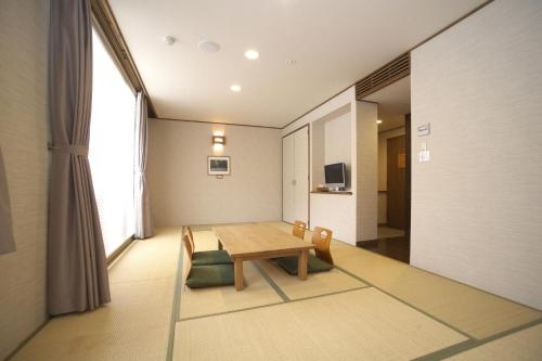 Imagen de la habitación del Hotel Toyota Shirakawa-go Eco-institute. Foto 9