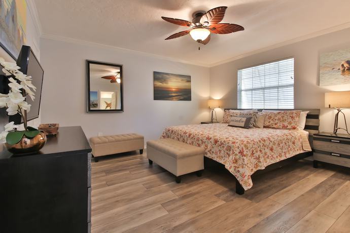 Imagen de la habitación del Hotel Tradewinds Beach Resort. Foto 2