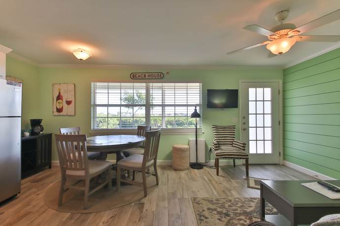 Imagen de la habitación del Hotel Tradewinds Beach Resort. Foto 4