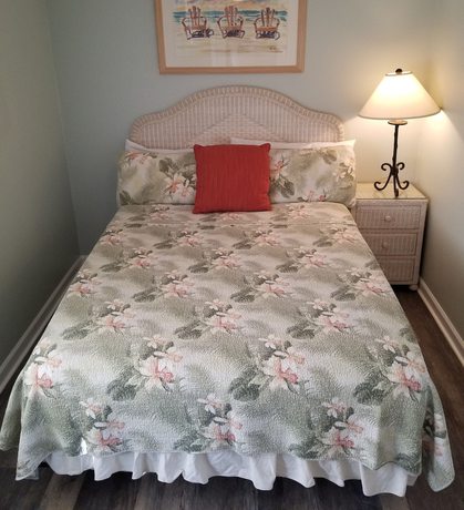 Imagen de la habitación del Hotel Tradewinds Beach Resort. Foto 7