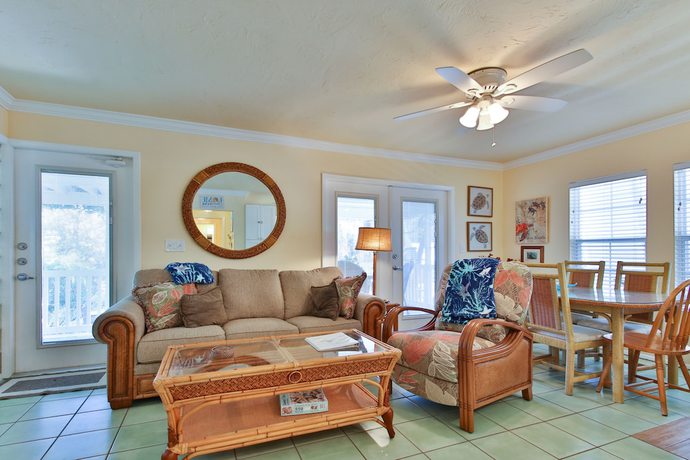 Imagen de la habitación del Hotel Tradewinds Beach Resort. Foto 8