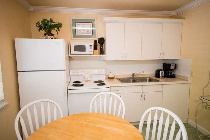 Imagen de la habitación del Hotel Tradewinds Beach Resort. Foto 10