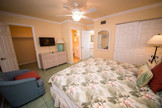 Imagen de la habitación del Hotel Tradewinds Beach Resort. Foto 13