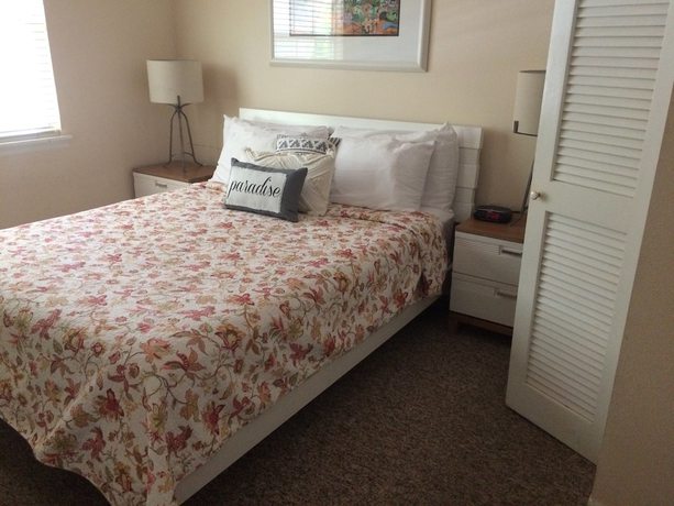 Imagen de la habitación del Hotel Tradewinds Beach Resort. Foto 15
