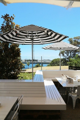 Imagen del bar/restaurante del Hotel Tradewinds Hotel. Foto 2