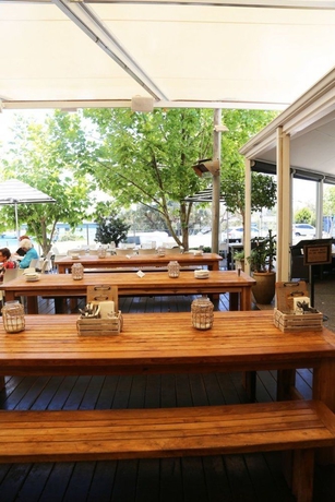 Imagen del bar/restaurante del Hotel Tradewinds Hotel. Foto 3