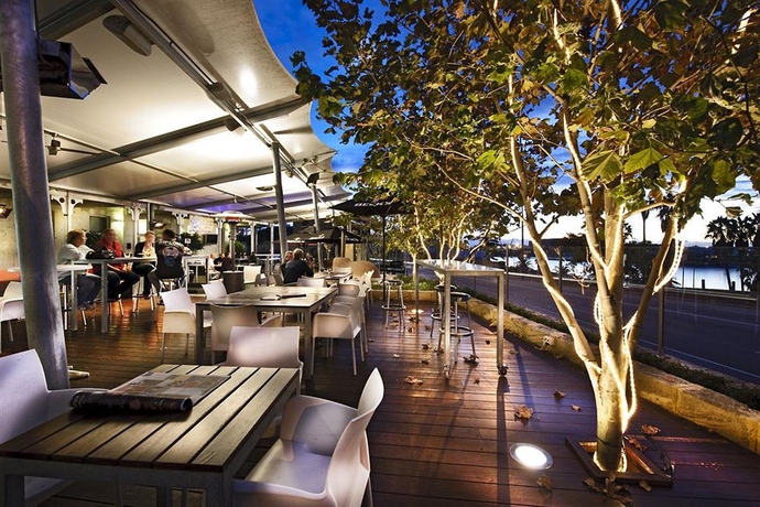 Imagen del bar/restaurante del Hotel Tradewinds Hotel. Foto 7