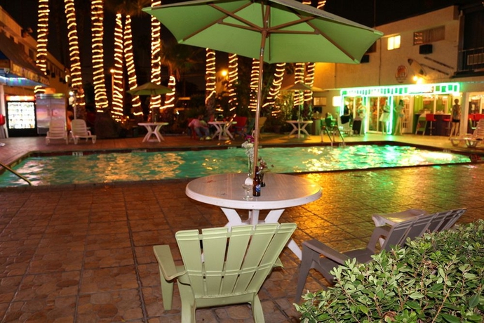 Imagen de la piscina del Hotel Tradewinds Lax Airport. Foto 13