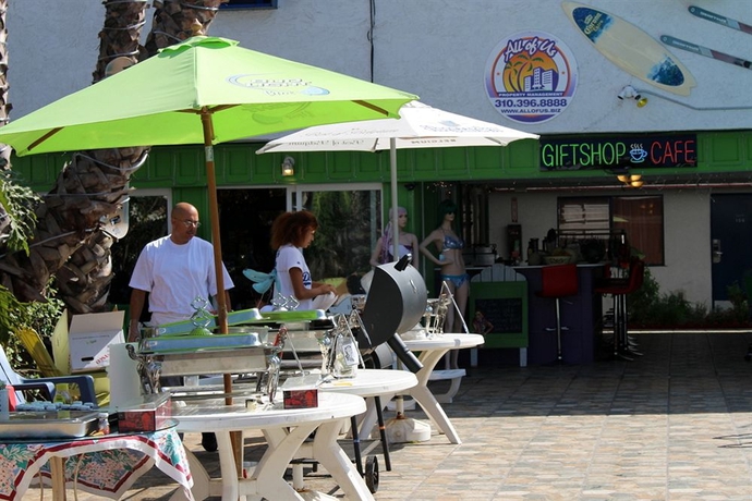 Imagen de la piscina del Hotel Tradewinds Lax Airport. Foto 14