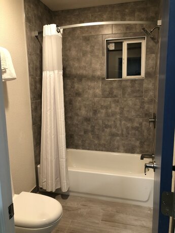 Imagen de la habitación del Hotel Tradewinds Motel. Foto 16
