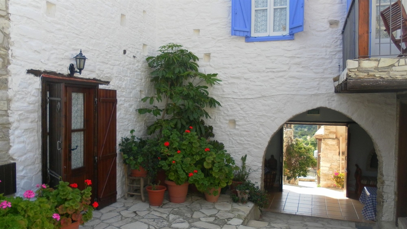 Imagen de los exteriores del Hotel Traditional Village Houses. Foto 8