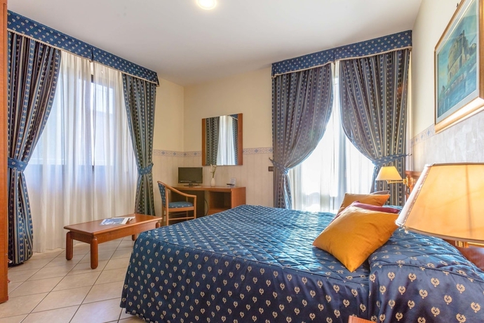 Imagen de la habitación del Hotel Traiano, Civitavecchia. Foto 6