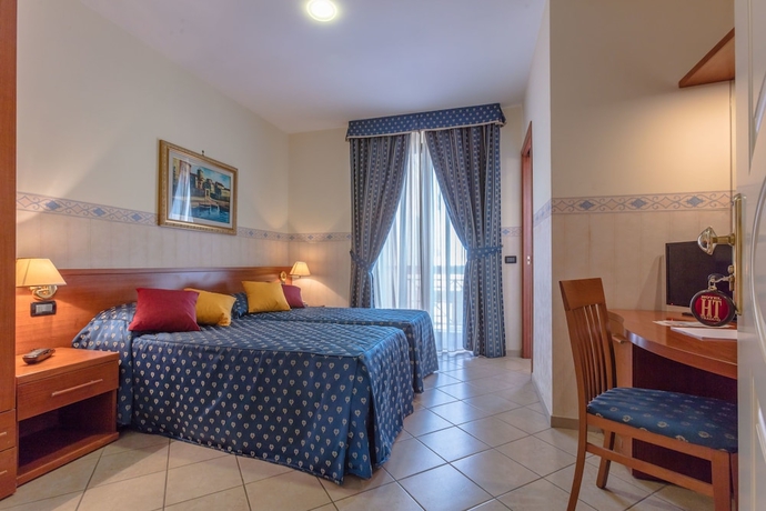 Imagen de la habitación del Hotel Traiano, Civitavecchia. Foto 11