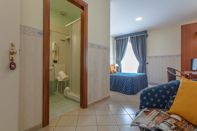Imagen de la habitación del Hotel Traiano, Civitavecchia. Foto 13