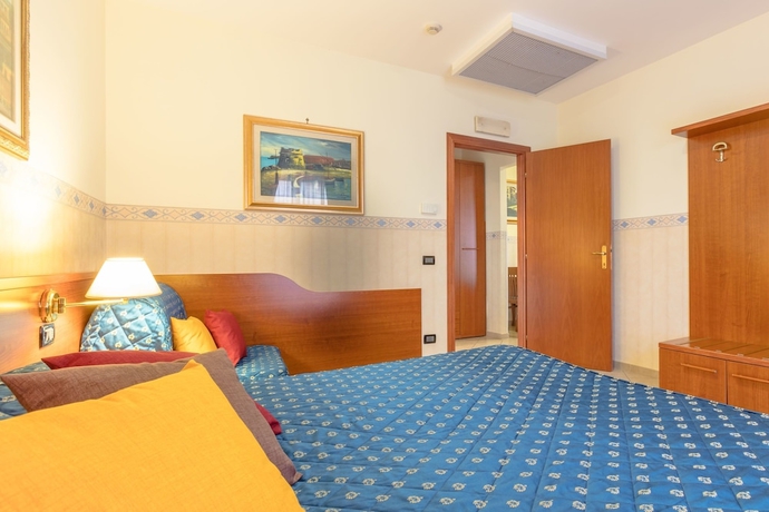 Imagen de la habitación del Hotel Traiano, Civitavecchia. Foto 16