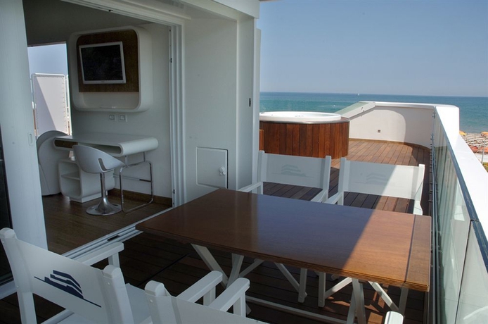 Imagen de los exteriores del Hotel Trampolines Suite. Foto 5