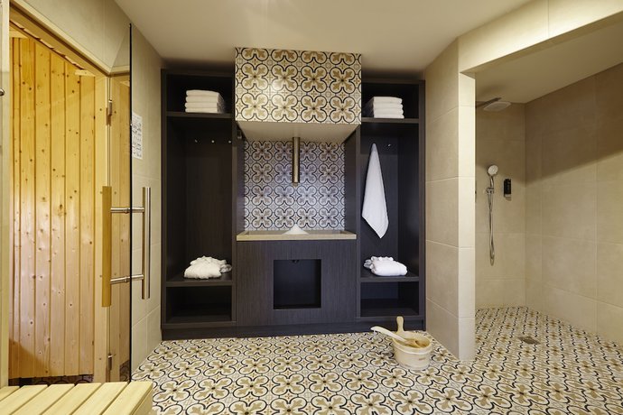 Imagen de la piscina del Hotel Trans World Columbus. Foto 19