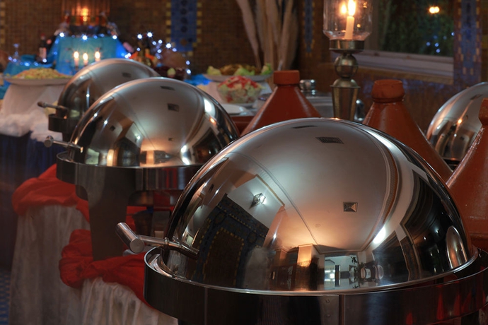 Imagen del bar/restaurante del Hotel Transatlantique Meknes. Foto 3