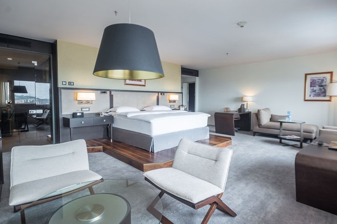 Imagen de la habitación del Hotel Transcorp Hilton Abuja. Foto 12