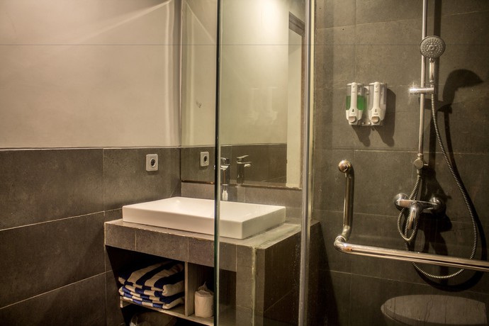 Imagen de la habitación del Hotel Transera Kamini Legian. Foto 2