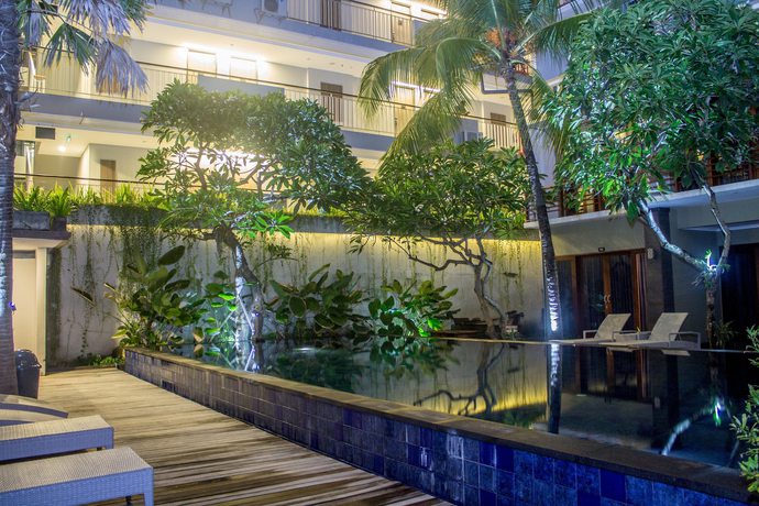 Imagen de la piscina del Hotel Transera Kamini Legian. Foto 18