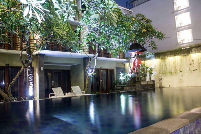Imagen de la piscina del Hotel Transera Kamini Legian. Foto 20