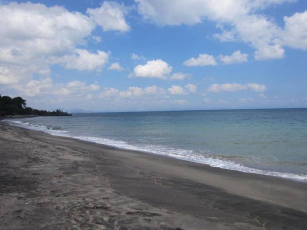 Imagen de los exteriores del Hotel Transit Inn Senggigi. Foto 18