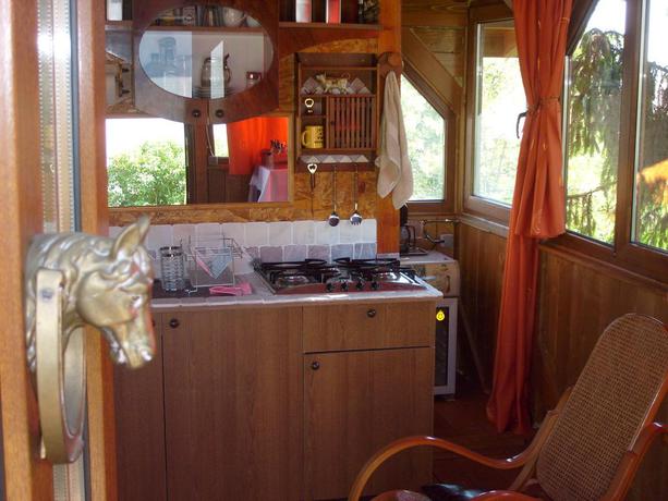 Imagen de los interiores del Hotel Transylvania Cowboy Cottage. Foto 9