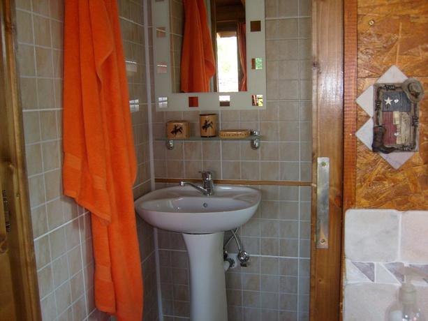 Imagen de los interiores del Hotel Transylvania Cowboy Cottage. Foto 10