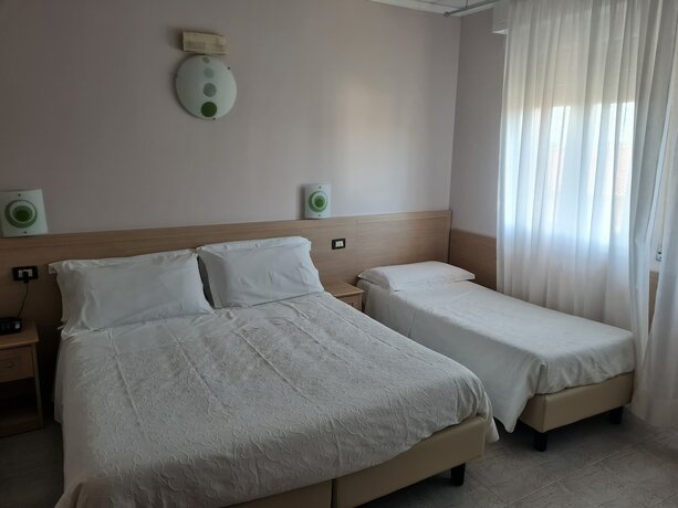 Imagen de la habitación del Hotel Trasimeno. Foto 15