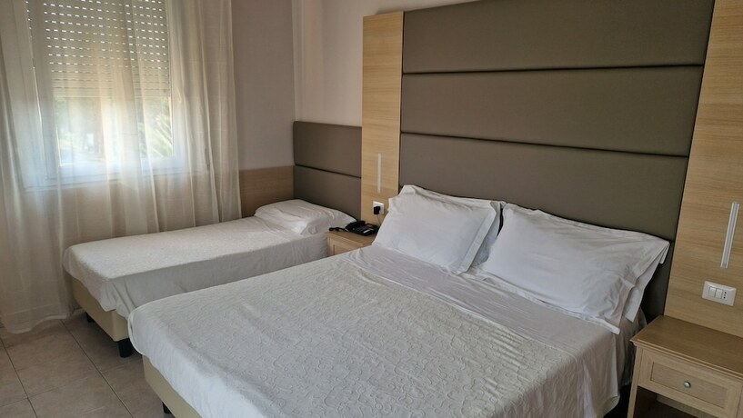 Imagen de la habitación del Hotel Trasimeno. Foto 17