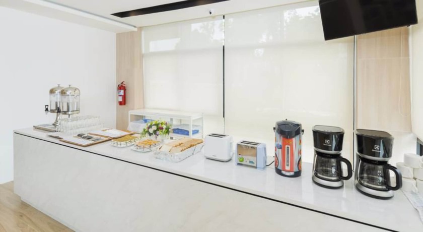 Imagen del bar/restaurante del Hotel Trat City. Foto 4