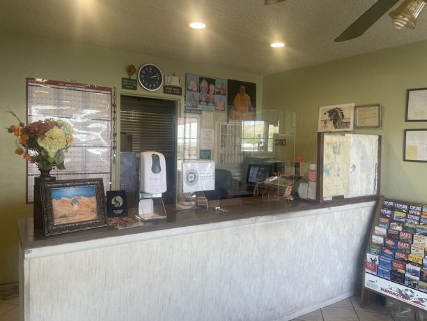 Imagen de los interiores del Hotel Travel Inn, Farmington. Foto 10