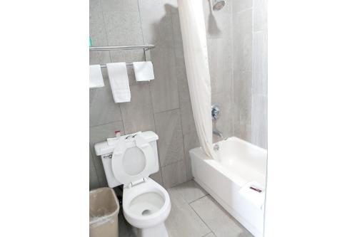 Imagen general del Hotel Travel Inn Omaha. Foto 12