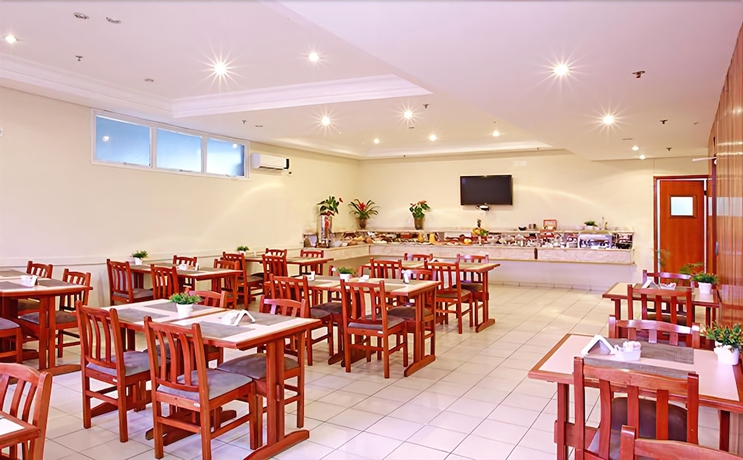Imagen del bar/restaurante del Hotel Travel Inn Saint Charles. Foto 2