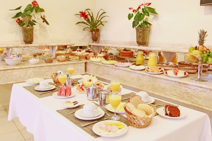 Imagen del bar/restaurante del Hotel Travel Inn Saint Charles. Foto 3