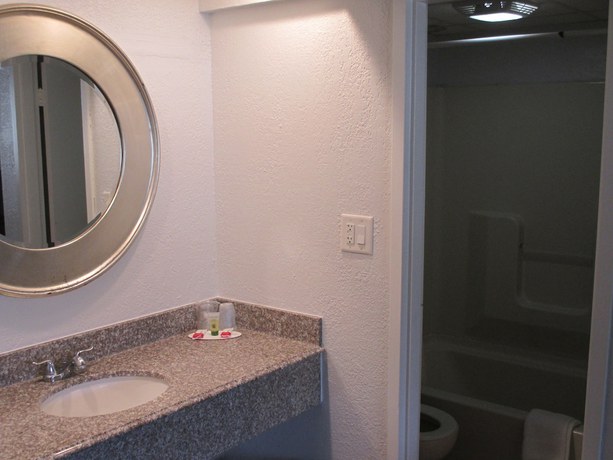Imagen de la habitación del Hotel Travel Inn and Suites, Lakehurst. Foto 6