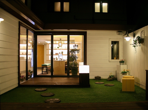 Imagen de los exteriores del Hotel Travel Monster. Foto 3
