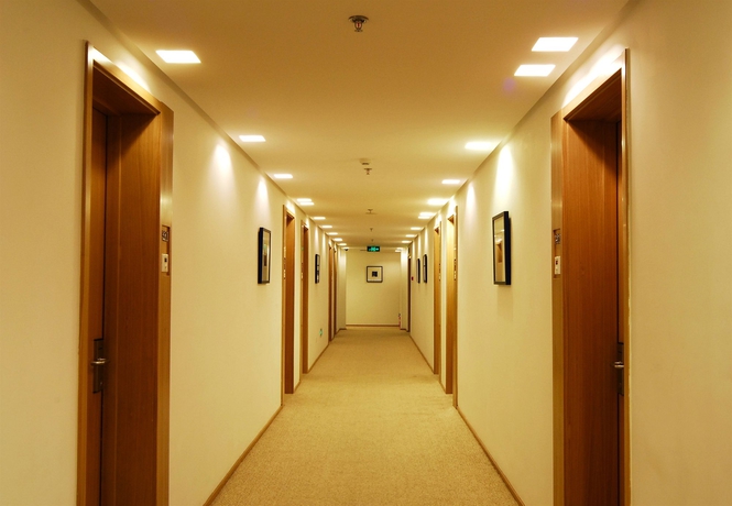 Imagen de los interiores del Hotel Traveler Inn Huaqiao Beijing. Foto 13