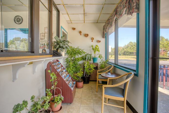 Imagen de los interiores del Hotel Travelers Inn By OYO, Templeton VA. Foto 15